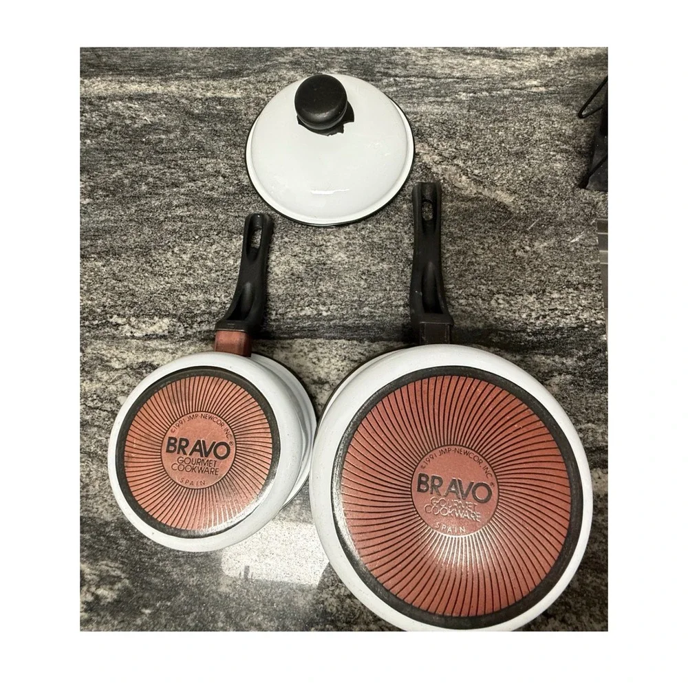 Vintage 1991 Bravo Gourmet Cookware Spain JMP Newcor Enamel Saucepan Set White
